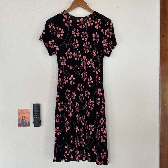 Elegant Floral Midi Dress in Black and Pink - Picture 3 of 7